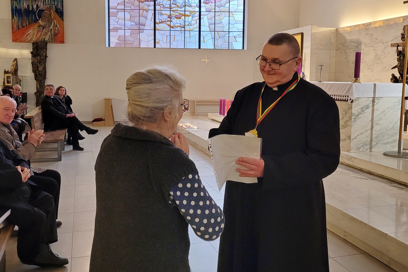 20251130_kvk65_04_v-ambrizienes.jpg (326 KB)